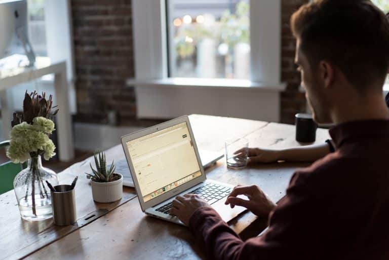 Comment décorer efficacement un petit bureau ?