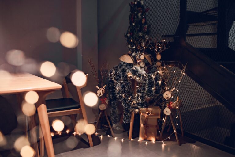 Sapin de Noël 2026, le blanc chaud détrône le multicolore
